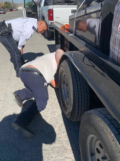 Agentes policiacos, salvan a viajero de sufrir un accidente