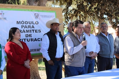 Beto Villarreal y Enrique Martínez instalan módulo de escrituras en Cuatro Ciénegas