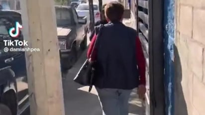 Joven hacer creer a su tía que la iba a asaltar: Durante los primeros segundos del metraje se puede ver a una señora caminando por la banqueta.