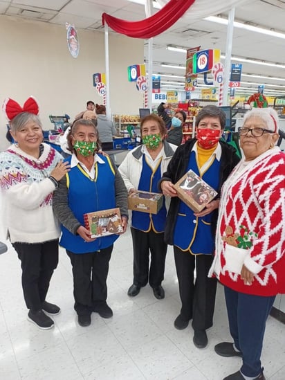 Familia altruista entrega regalos a empacadores de Piedras Negras 