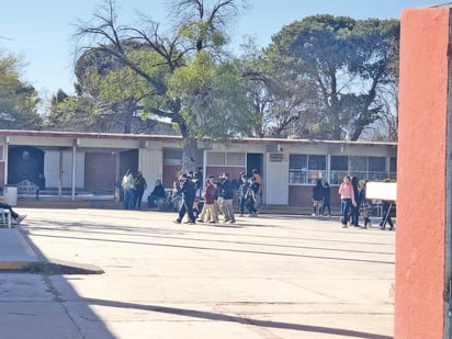 Alumnos hacen de la secundaría Emiliano Zapata número 2 una 'arena' de lucha libre 