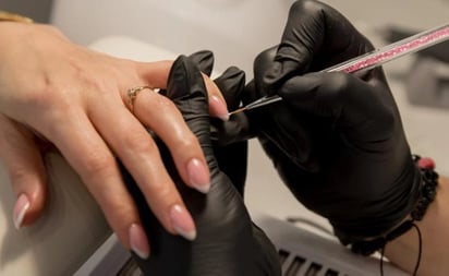 Mujer es diagnosticada con cáncer de piel luego de hacerse la manicura