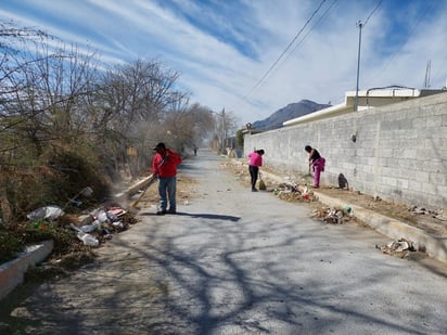 Atiende cuadrilla de mujeres limpieza en las calles de Cuatro Ciénegas