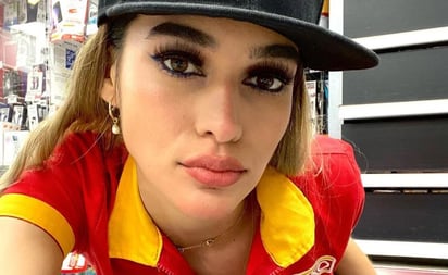 La cajera de Oxxo y gemela de Dua Lipa mostró cómo le quedan sus lentes a una compañera de trabajo