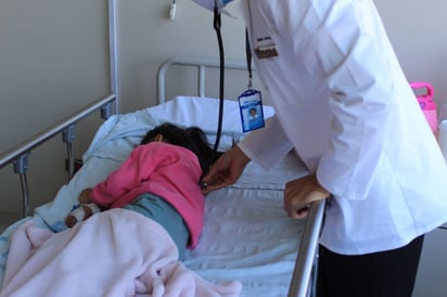 Infantes hospitalizados con neumonía en el Hospital Amparo Pape