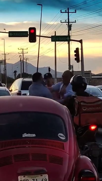 Accidente vial termina con golpes en las calles de Saltillo