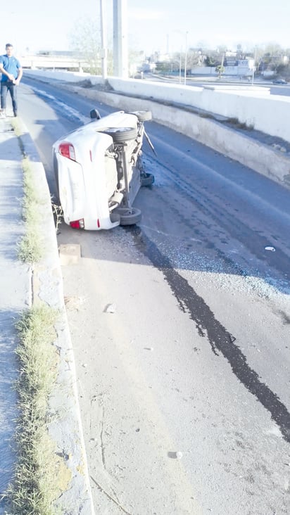 Mujer vuelca su auto en el puente Cal y Canto