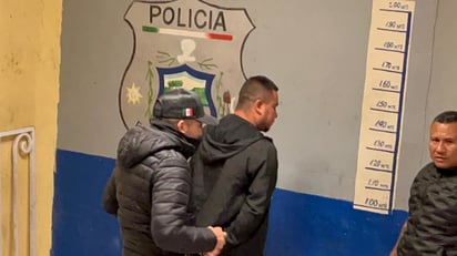 Raúl Alcocer detiene a policía acusado de violación y lo entrega a las autoridades: El mando policíaco se abocó a su búsqueda para evitar que escapara.