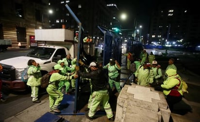 AMLO justifica las vallas en edificios ante marcha contra la Guardia Nacional en el Metro