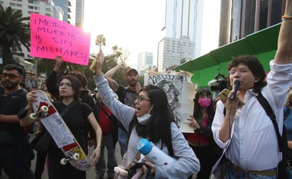 Con girasoles, familiares de Yaretzi asisten a protesta contra Guardia Nacional en el Metro