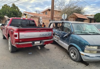 Choque múltiple deja cuantiosos daños materiales en avenida