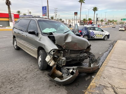 Conductor estrelló su camioneta contra local