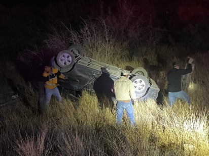 Auto vuelca en la curva del peñón de Cuatro Ciénegas