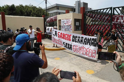 Policía de Perú desaloja campus universitario donde acampaban manifestantes en Lima