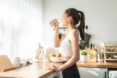 ¿Qué pasa con el cuerpo si bebemos mucha agua?