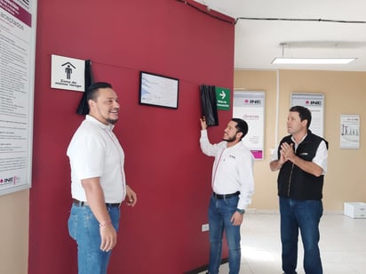 Develan placa en la 03 junta distrital del INE en Monclova