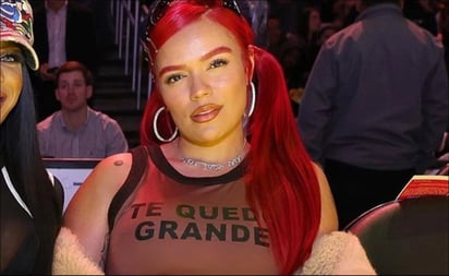 Karol G fue a la NBA; con una blusa apoyó a Shakira y se lanzó contra Gerard Piqué