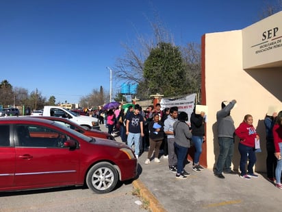 Directivos de prepas públicas trafican las becas Benito Juárez