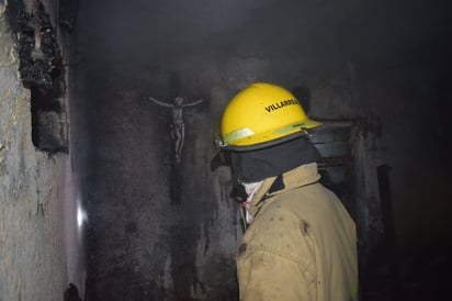 Tipo prende fuego a vivienda y arrasa con todo menos con un Cristo