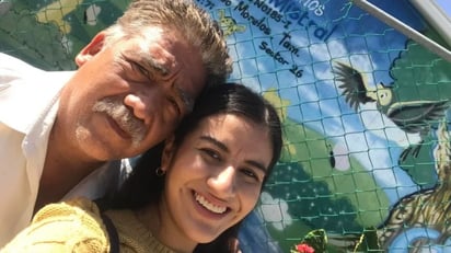 Papá lleva a su hija a su primer día de clases, pero ahora como maestra: Angie Galarza compartió en su Facebook lo afortunada que era al tener un padre que aún la lleva a la escuela.