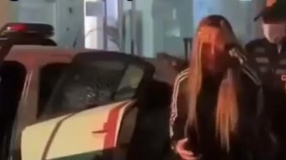 Mujer se confunde y se sube a una patrulla pensando que era un taxi: El video no ha tardado en volverse bastante viral dentro de TikTok, donde actualmente ya supera las 20 millones de reproduccione