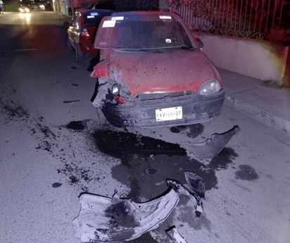 Cafre choca con vehículo estacionado y huye