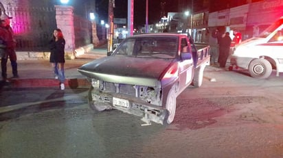 Conductor ignora luz roja y choca contra taxi