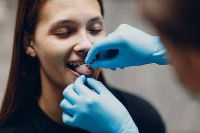 Las 14 complicaciones más comunes de un piercing en la boca: Los piercings o perforaciones en la boca y la lengua son una de las modificaciones corporales que más riesgos de infección y otr