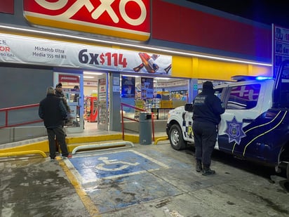 Con pistola en mano, asaltan Oxxo del sector el Pueblo de Monclova