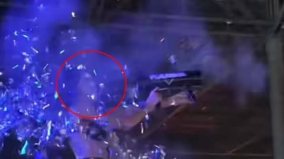 Mujer se dispara confeti al rostro en pleno concierto y se vuelve viral: Este video demuestra que no todo es alegría y euforia en las fiestas, a veces también hay pequeños accidentes.