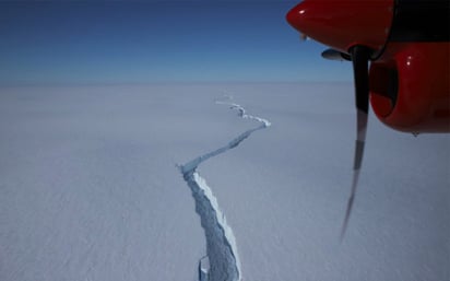 Se desprende un iceberg gigantesco de la plataforma de hielo de la Antártida