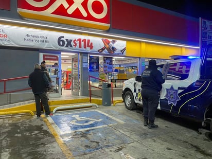 Pistola en mano asaltan Oxxo de sector e Pueblo