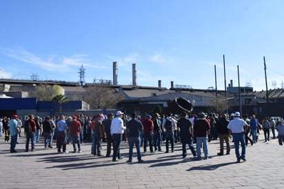 Obreros deciden ir o no a laborar en la planta uno de AHMSA 