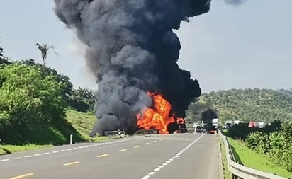 Se vuelca e incendia pipa cargada con diésel en autopista de Veracruz