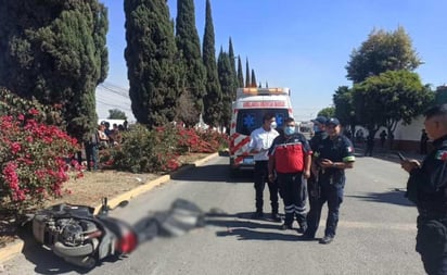 Chofer de tráiler se da a la fuga tras embestir a motociclista; entre sus lápices y su mochila quedó el cadáver