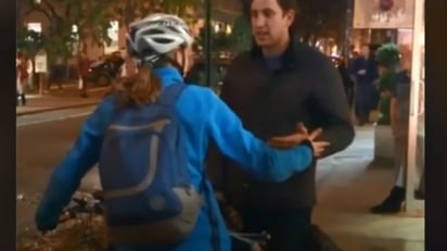 Mujer ciclista arma alboroto en plena vía pública porque un hombre no respetó su carril: La mujer comenzó a gritarle al hombre, mientras este mantenía la calma, pero llegó a su límite