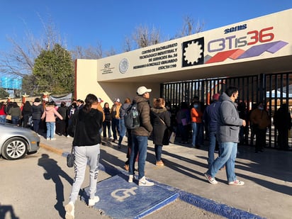 Padres de familia se quejan de mala organización para cobro de becas en CEBTis 36 