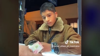 Hombre le vende celular a joven que no sabía cuánto dinero llevaba por no saber contar: El dueño de una tienda de celulares busca concientizar a las personas para que no abusen de la confianza de los demás