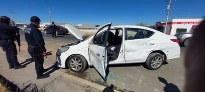 Joven vuelca su auto en el libramiento Carlos Salinas de Gortari de Frontera