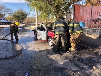 Mujer le prende fuego a un auto y hombre a una casa en la colonia Colosio de Frontera 