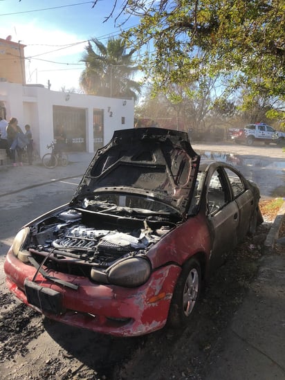 Mujer quema un auto y un hombre una casa 