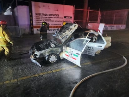 Taxi se incendia sobre el bulevar Harold R. Pape