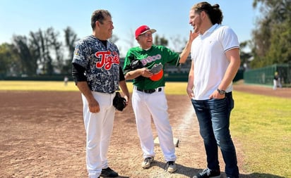 AMLO presume empate en juego de beisbol contra destacadas figuras del deporte