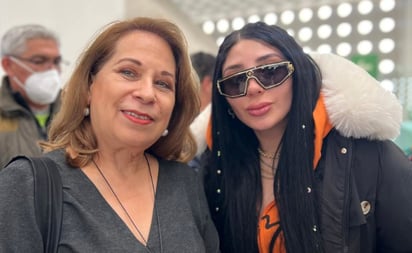 Senadora presume foto con Bellakath: 'un orgullo para las que les gusta el mambo': La senadora Bertha Caraveo coincidió con Bellakath en el Aeropuerto, cuando la reggetonera viajaba a Chihuahua para dar un par d