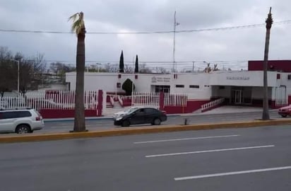 Hombre muere en estacionamiento