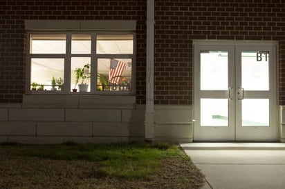 Esta escuela instaló luces inteligentes para ahorrar energía. Lleva desde 2021 sin poder apagarlas