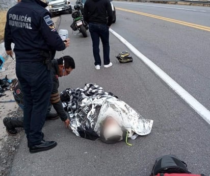 Motociclista choca contra muro de piedras en la Muralla de la carretera Monclova-Saltillo