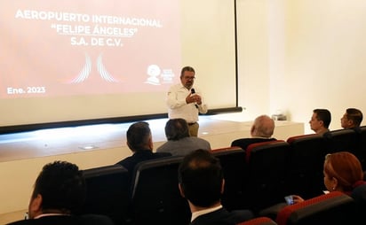 Jorge Nuño da recorrido por el AIFA a aerolíneas de carga