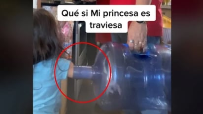 Niña queda atorada en un garrafón de agua y su papá la auxilia: Si tienes hijas pequeñas, seguro te vas a sentir identificado con el siguiente video viral.