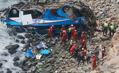 Accidente de autobús en Perú deja al menos 25 muertos